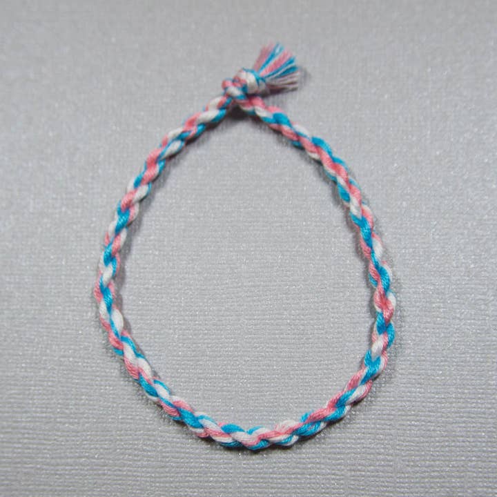 Bracelet d'amitié torsadé drapeau transgenre - Ajustable pour la vente par Quiet Mischief and Company
