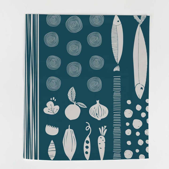 Toalha Navy Fish & Veggies All Over por atacado de Potluck Press