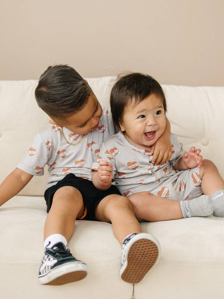 Little Joy Co. - Vente Barboteuse – bébé - Barboteuse Henley en bambou Mama Tattoo Hearts3