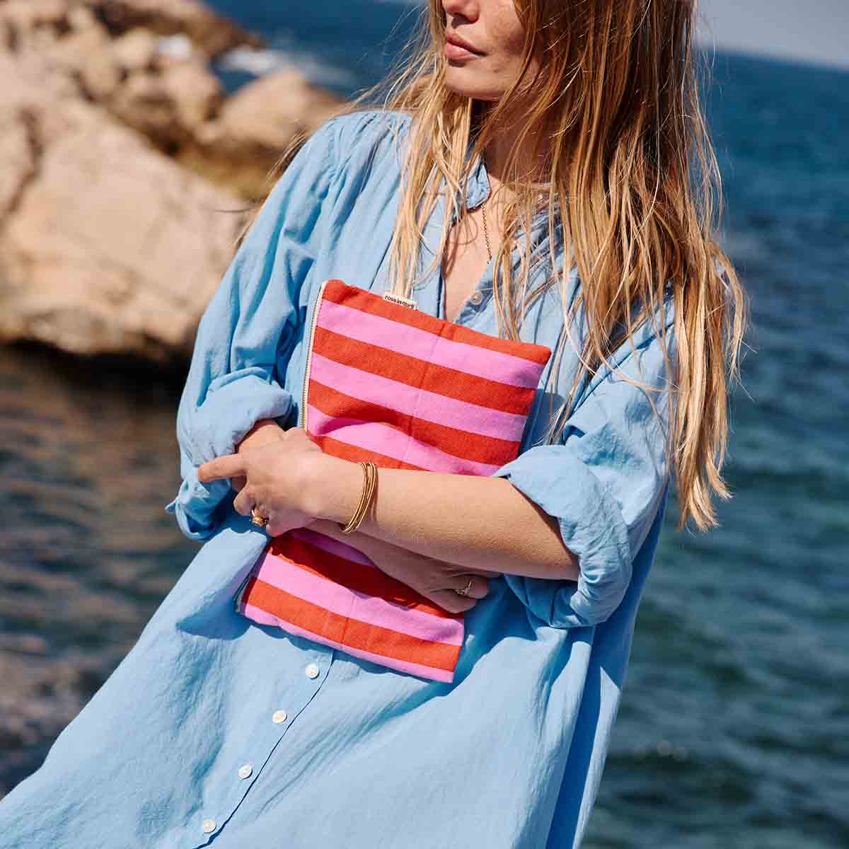 ORKIDÉ / TOMAT Lili platt necessär med ränder i orkidé och tomatrött för wholesale på Faire1