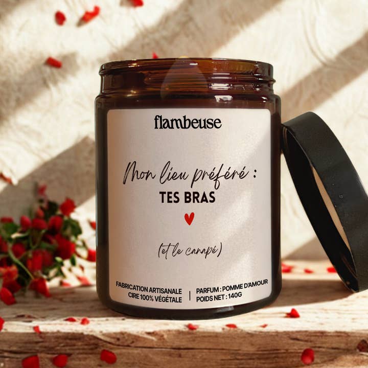 Ljus "Min favoritplats: dina armar. (och soffan)" för wholesale av Flambeuse