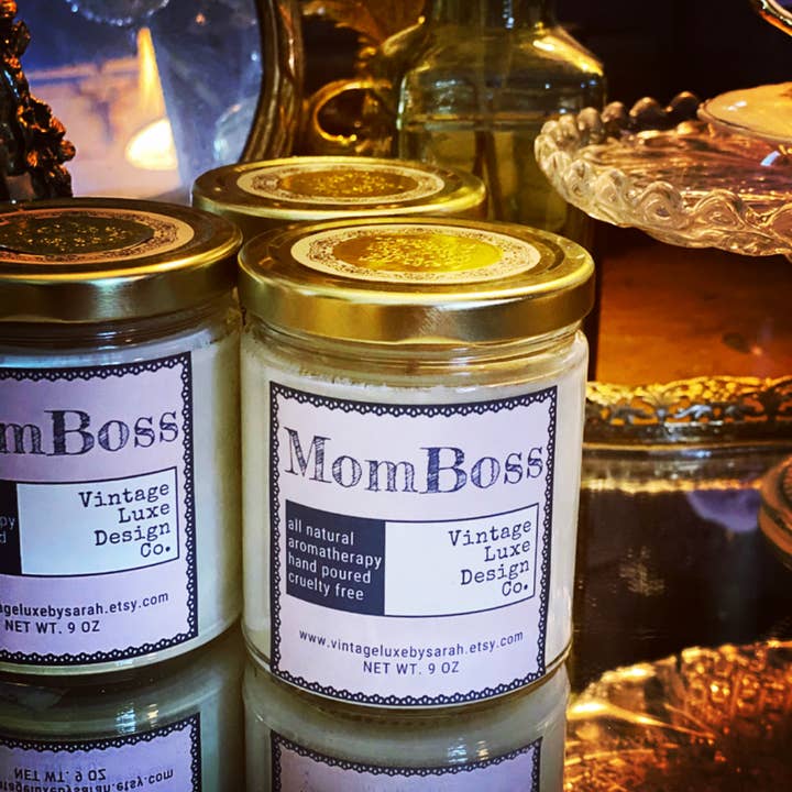 Vintage Luxe Design Co. - Vendita all'ingrosso Candela in vasetto - MomBoss, candela in cera di soia da 9 once, vintage, di lusso, colata
