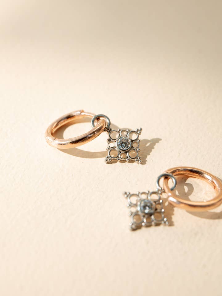 Huggies amovibles à breloque en filigrane argenté/doré/or rose pour la vente par Humble + Spark