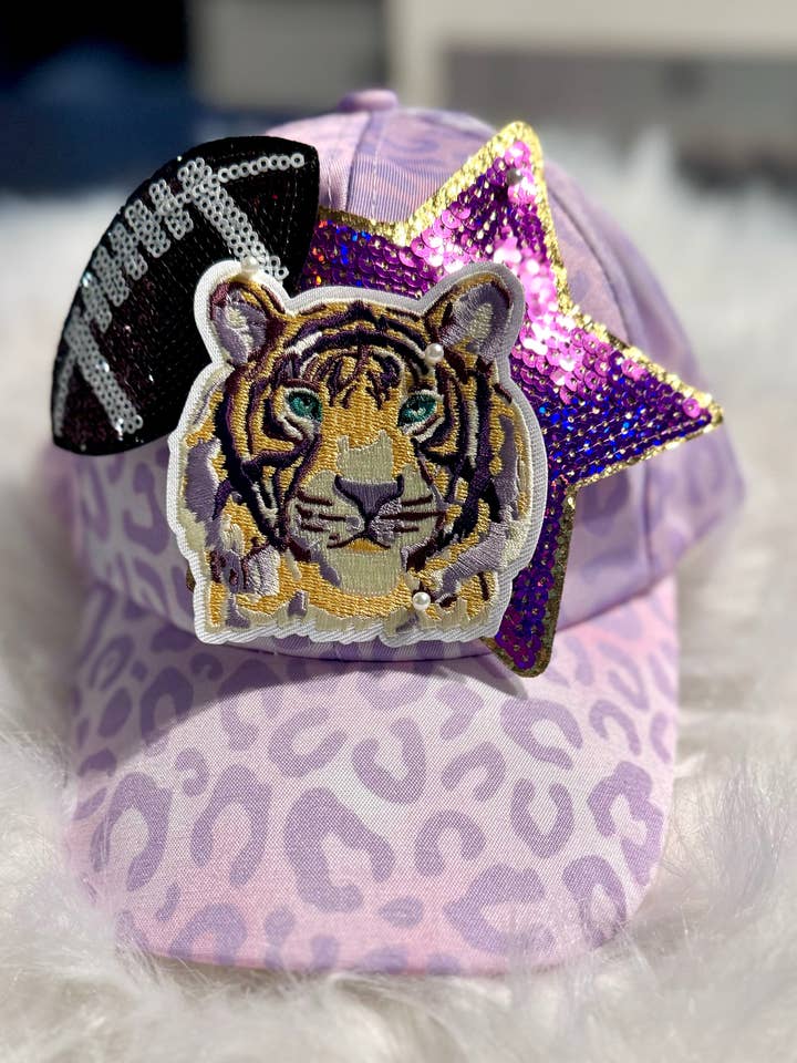 Toppa con tigre, toppa con mascotte, toppa piccola, toppa ricamata, toppa termoadesiva, toppa con cappello da camionista, toppa Preppy, toppa per borsa, Game Day per la vendita all'ingrosso da parte di sequinandstiches