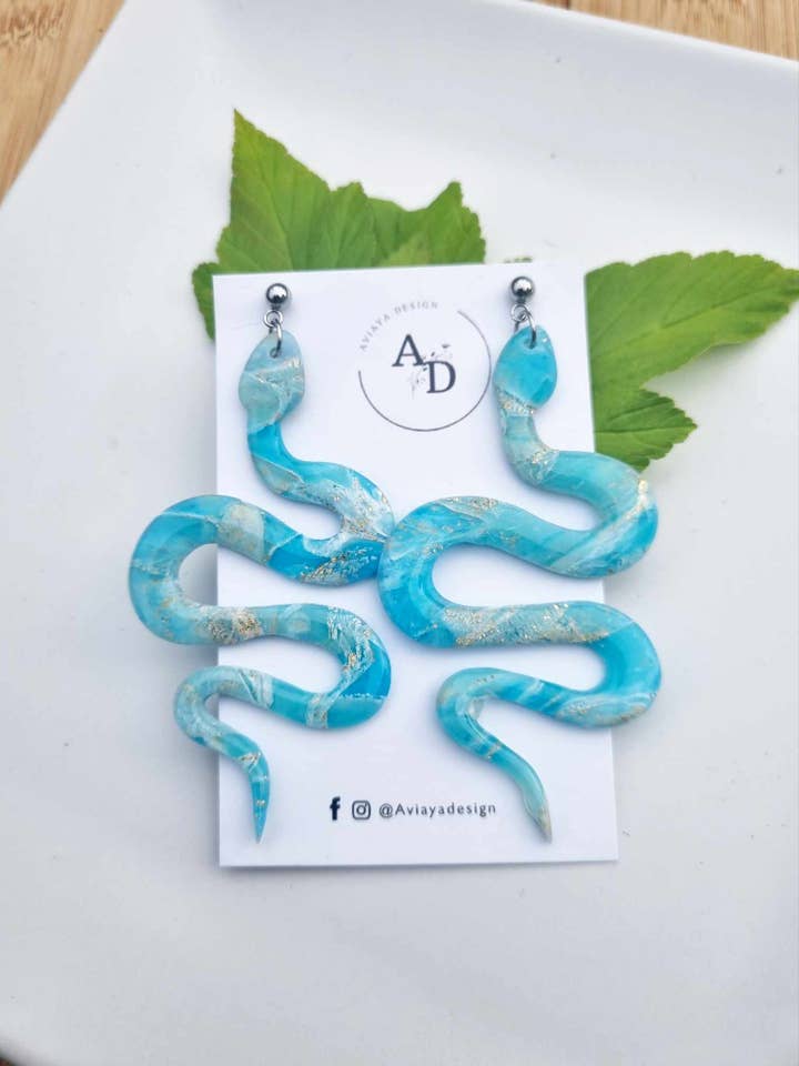 Grand serpent bleu clair pour la vente par AviayaDesign