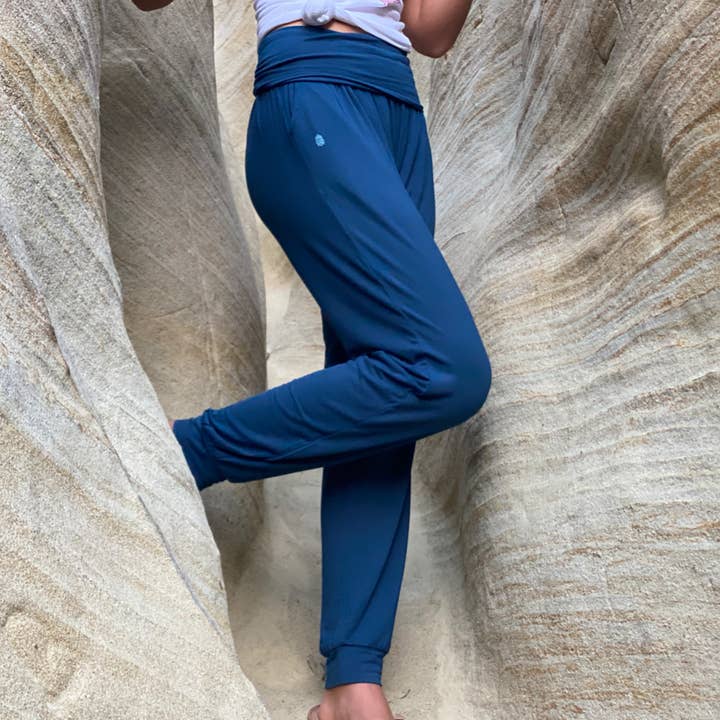 Essential Pant aus Bambus — Ozeanblau für den Großhandel von Slightly Buddha