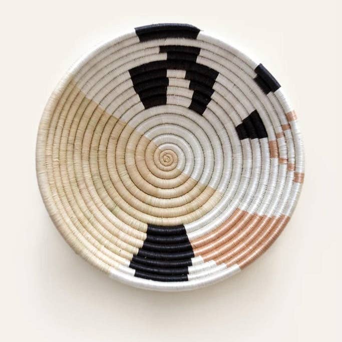 Cesto in tessuto africano ruandese - forma astratta plateau bianco per la vendita all'ingrosso da parte di The African Home Goods