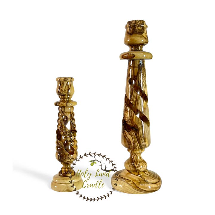 Bougeoirs en bois d'olivier en spirale pour la vente par Holy Land Cradle