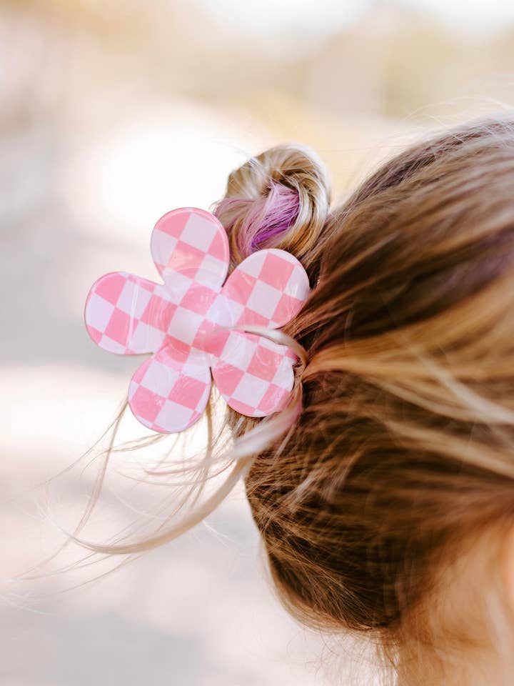 Pince à griffes à carreaux rose The Cruel Summer pour la vente par Teagan and Wren