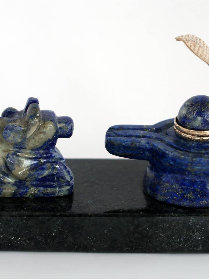 Lapis Lazuli Shivalinga et Nandi avec Silver Sheshnaag pour la vente par Exotic India Art