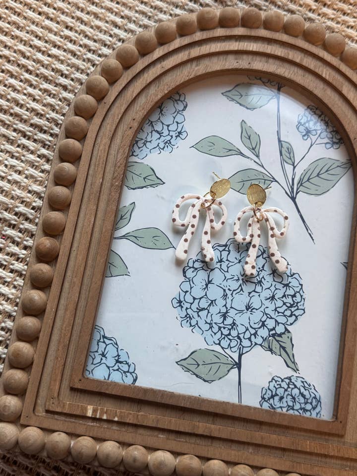 Orecchini Pendenti con Fiocco a Pois Marrone | Argilla Polimerica per la vendita all'ingrosso da parte di Watch Me Bloom