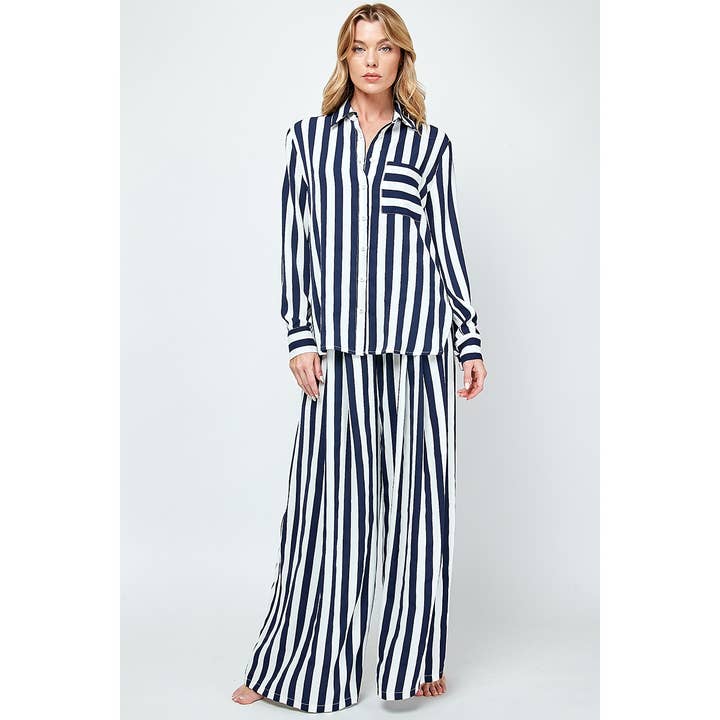 Ensemble chemise et pantalon à rayures blanches et bleu marine pour la vente par LUXYUSA