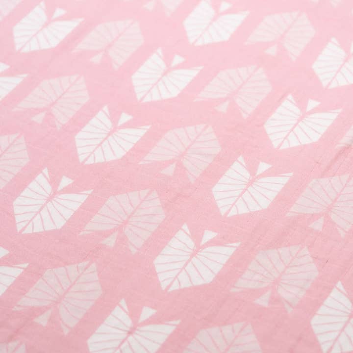 Keiki Kalo Rosa Kapa Moe - Swaddle de Bambu Havaiano por atacado de The Keiki Dept