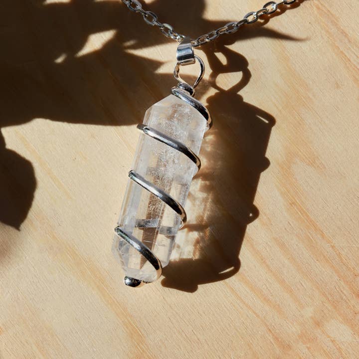 Colgante de cuarzo transparente envuelto en plata para venta al por mayor de Natures Artifacts Inc