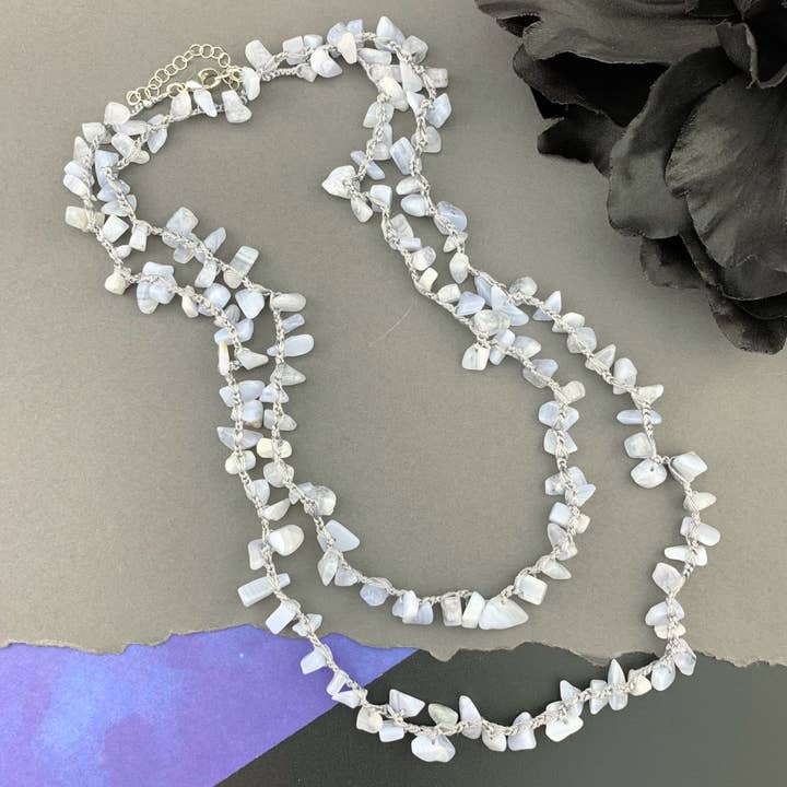 Uninhibited II - Collier crocheté en soie d'agate de dentelle bleue pour la vente par LITVA'S Jewelry