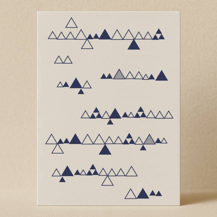 Carte de Noël et enveloppe – « Collines boisées » (Motif triangulaire bleu marine) pour la vente par Karte Design Berlin