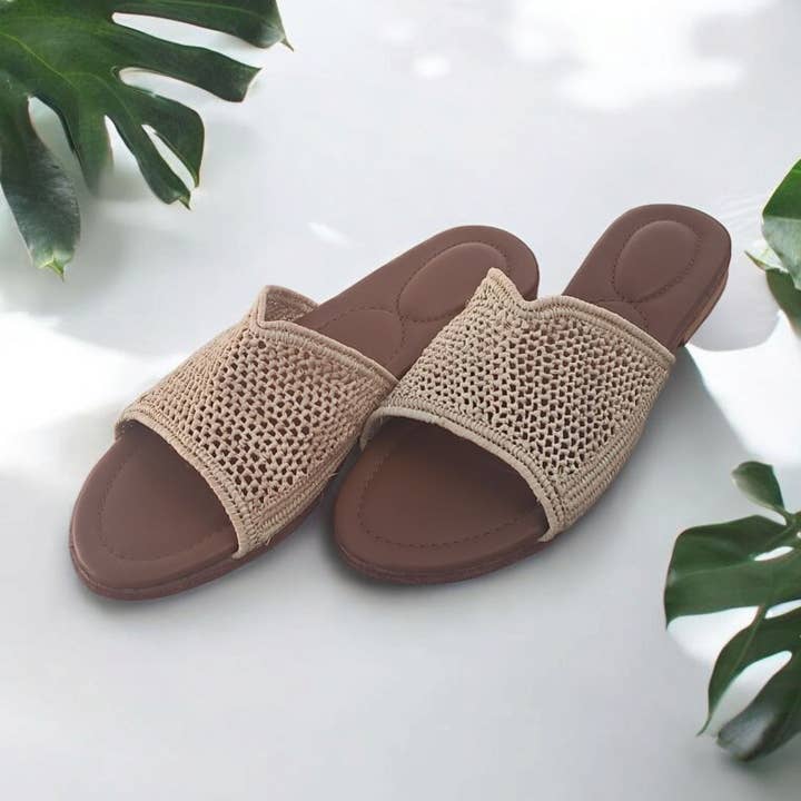 Traditional raffia slippers for wholesale by Berberparadise