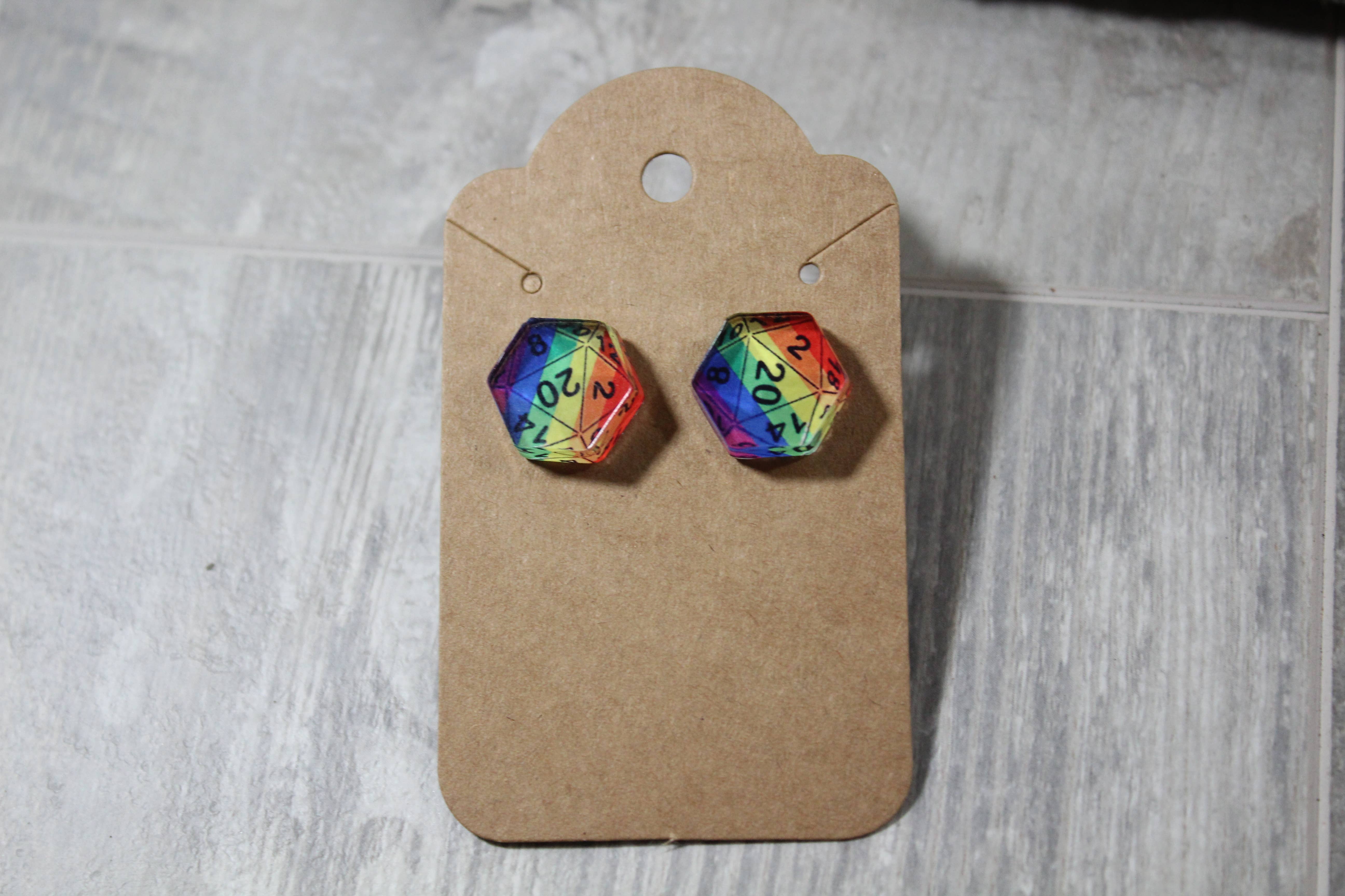 Raven Design – wholesale Solitärörhängen – Dungeons och drakar D20//Akryl Stud Örhänge1