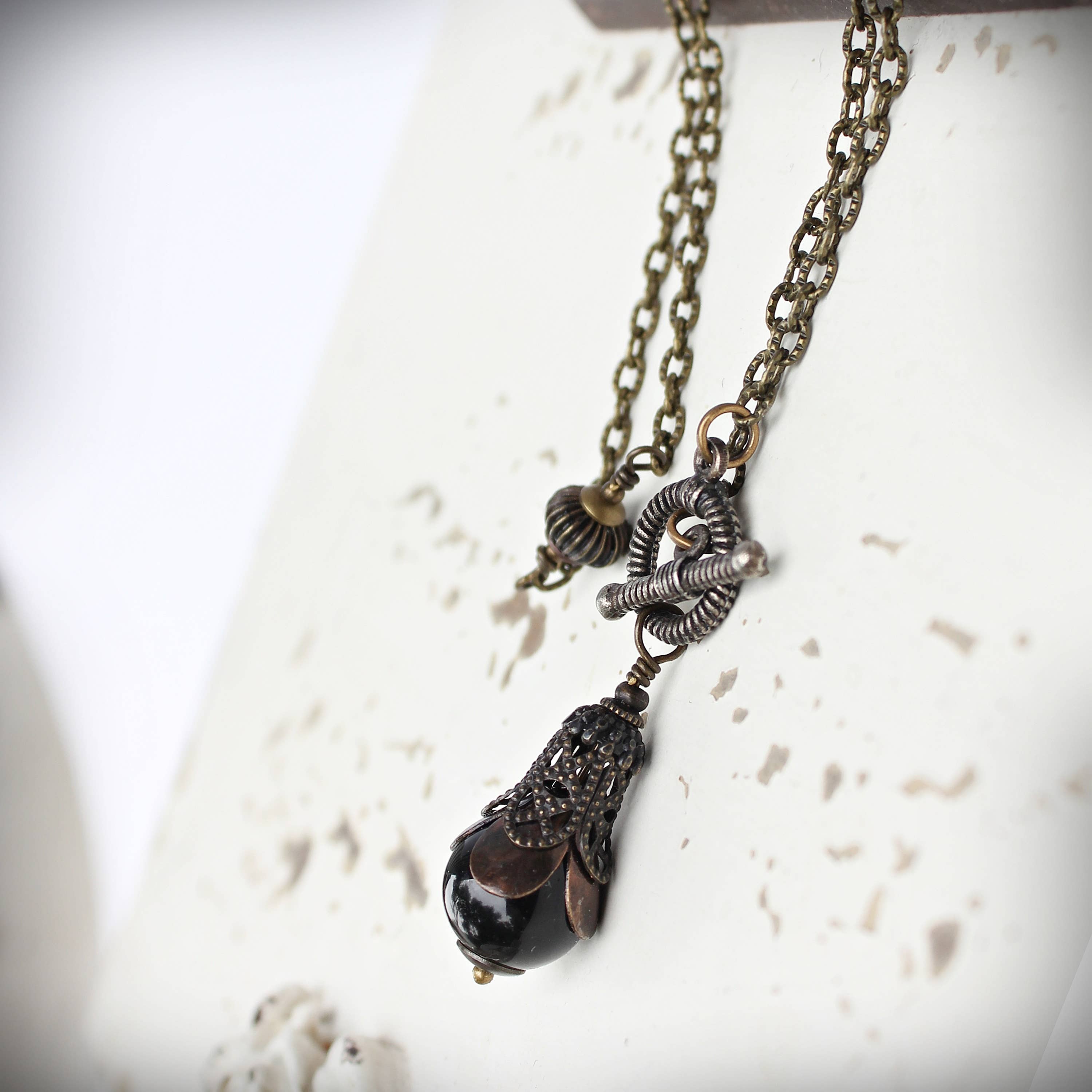Circa 1890 - Vente Colliers à pendentif - Collier Pendule en Onyx Noir | Succès & Harmonie3