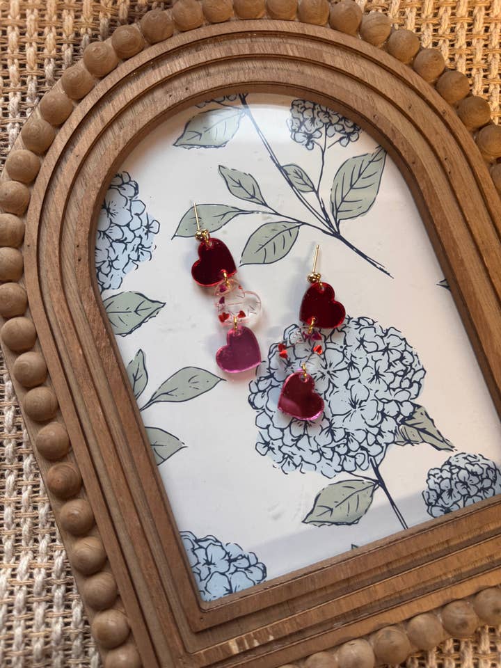 Boucles d'oreilles trio de cœurs en acrylique pour la vente par Watch Me Bloom