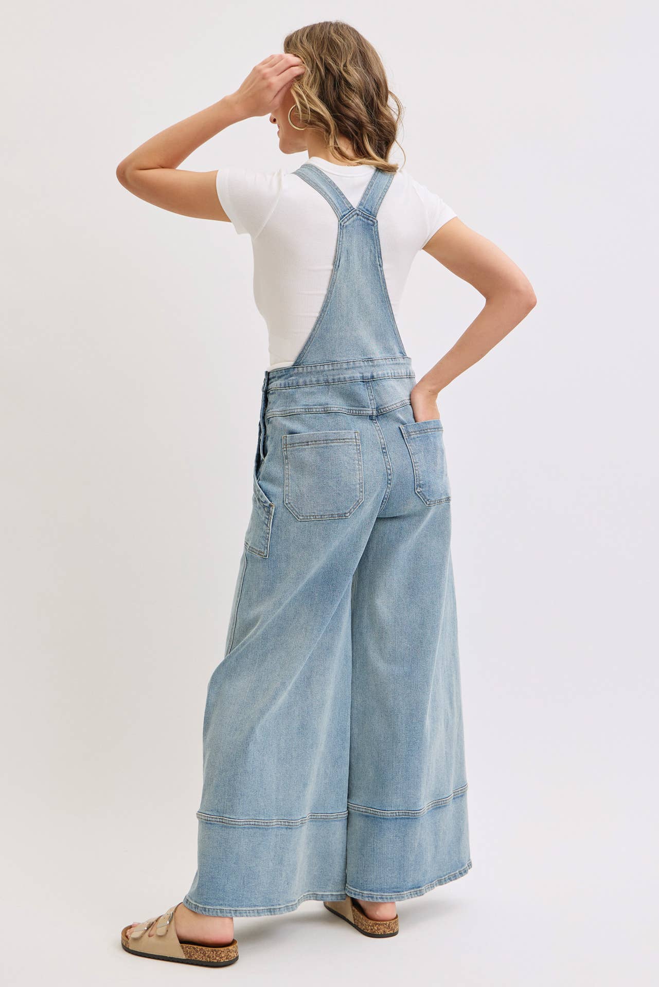 DENIMBLAUW DENIM OVERALL MET WIJDE PIJPEN voor groothandel op Faire1