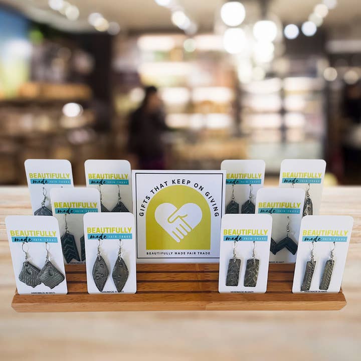 Øreringe Display Stativ | Kun Display for engroshandel hos Beautifully Made Fair Trade