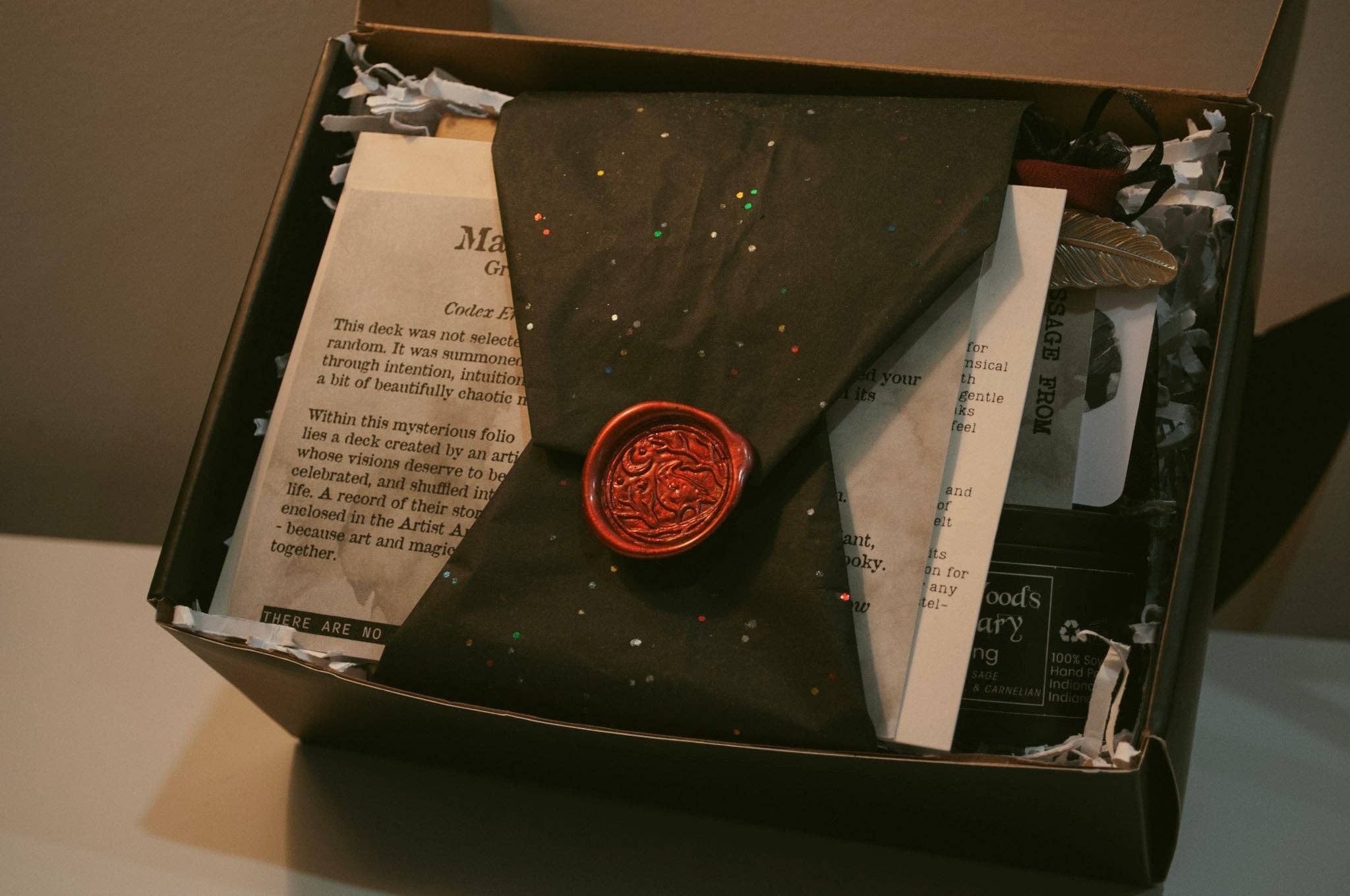 Maison du Corbeau – Cartas de tarô por atacado – Grimório do Desconhecido | Experiência de baralho de mistério curada pela Maison du Corbeau0