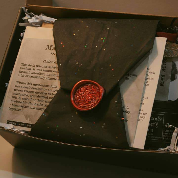 Maison du Corbeau - Venta al por mayor Cartas del tarot - Grimorio de lo Desconocido | Experiencia de mazo de misterio curada por Maison du Corbeau