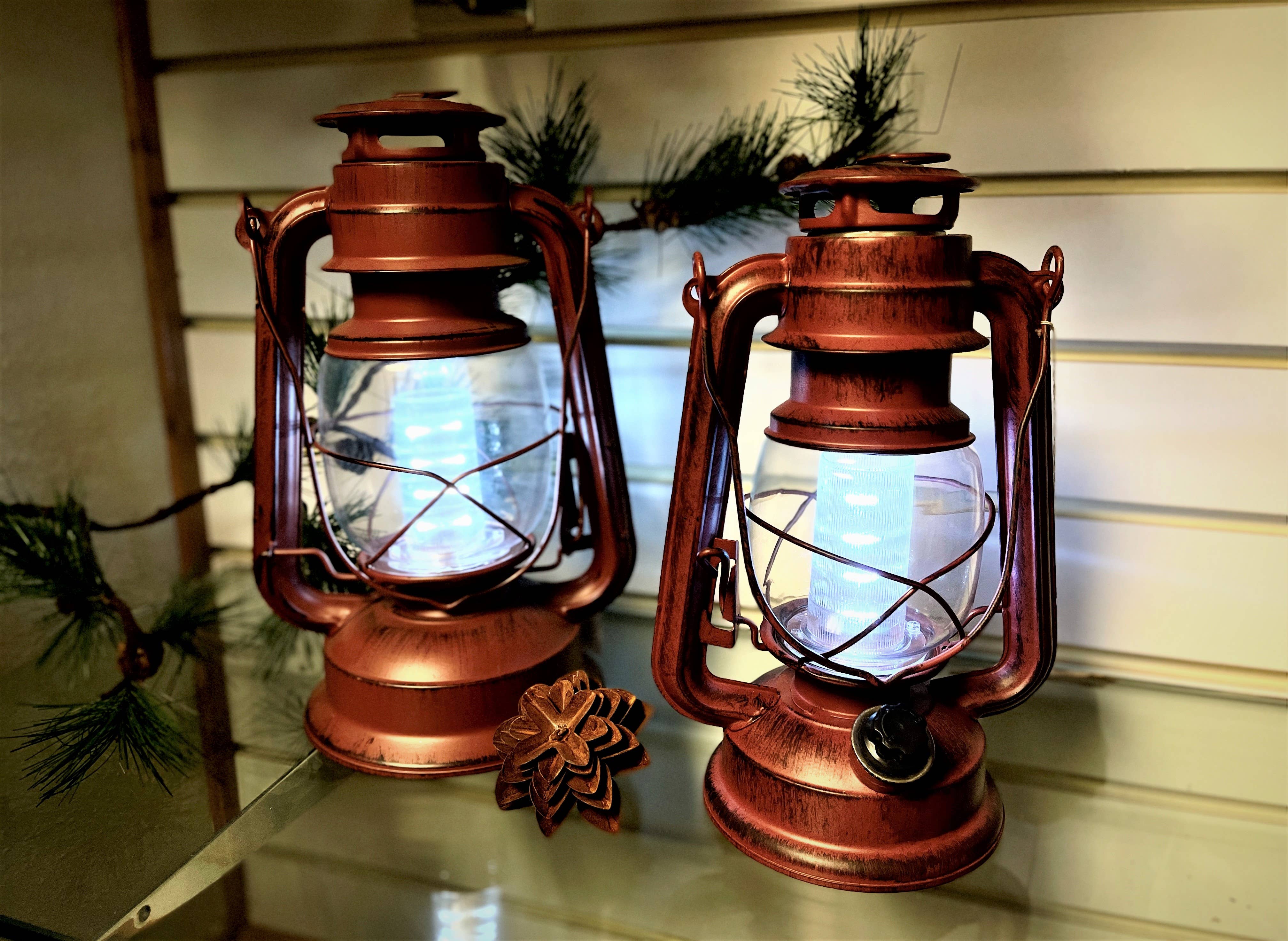 Home Kreation by KK dba Kraft Klub – Großhandel Laterne – Kleine alte rote batteriebetriebene Laterne1