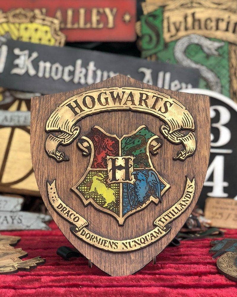 Outcast Props – wholesale Sign – Slytherin Wood Sign.6