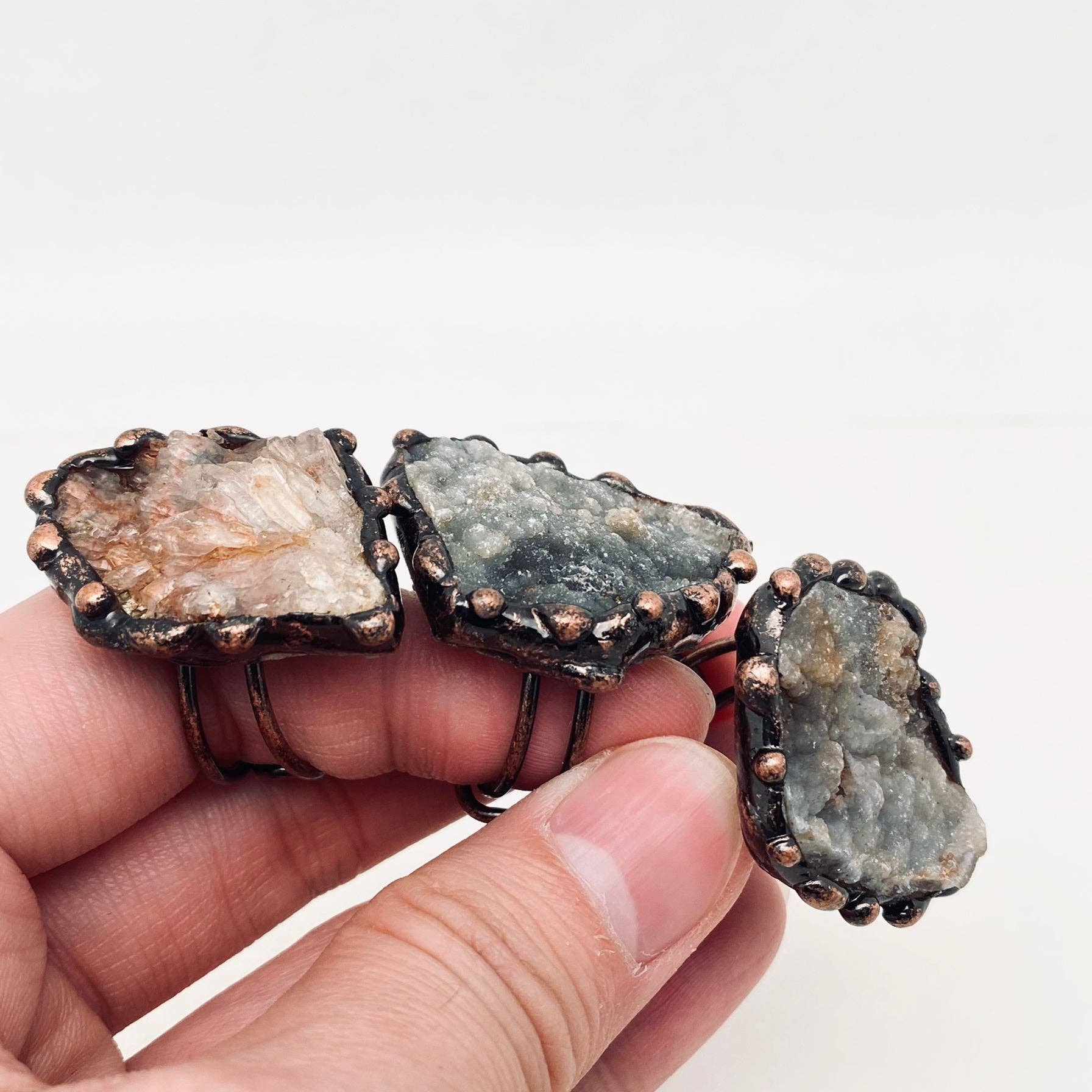 Tilfældig størrelse og farve Uregelmæssig naturlig agat ru sten justerbar ring - CS for engroshandel på Faire3