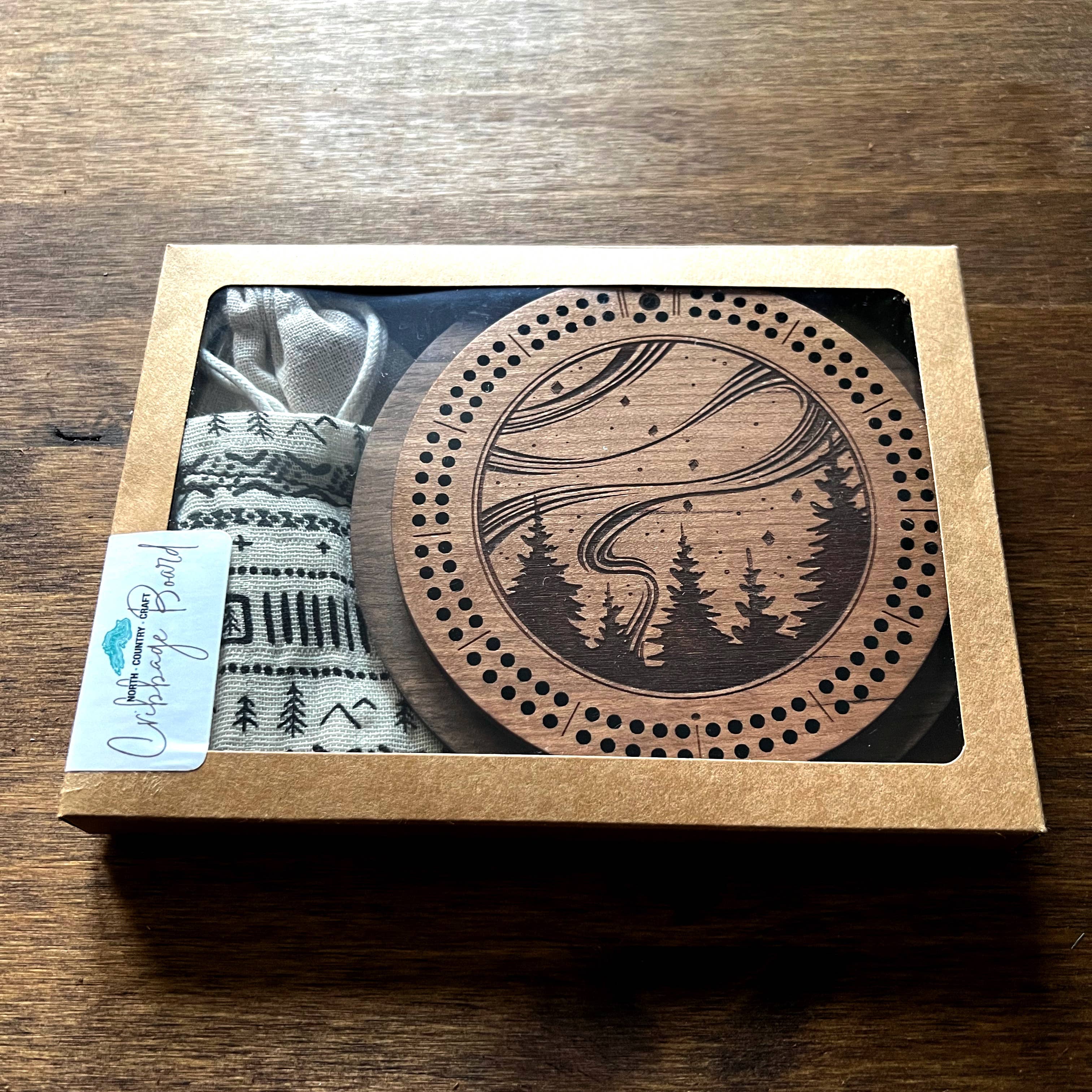 North Country Craft - Vente Jeux de société - Planche de cribbage Northern Lights avec sac à cordon4