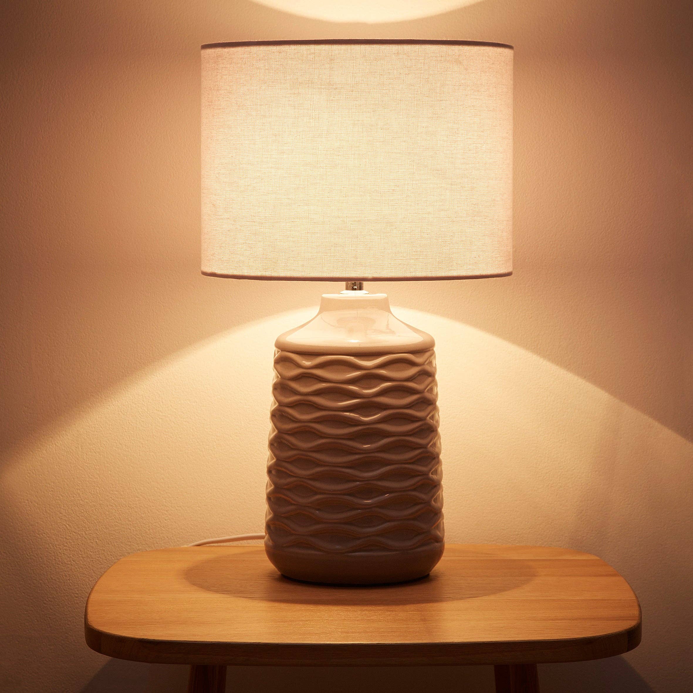 K LIVING – wholesale Accent/desk lamp – Ivy Textured Ceramic Table Lamp With White Linen Shade2