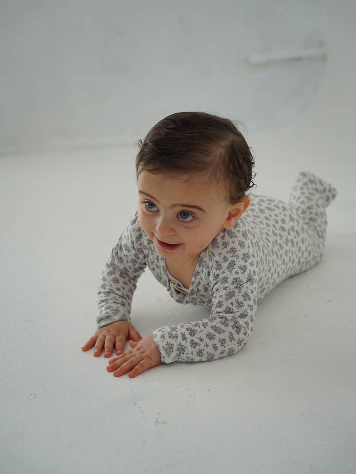 Little Threads - Vente Grenouillère – bébé - Grenouillère Vintage Bleue à Motifs Floraux en Bambou2