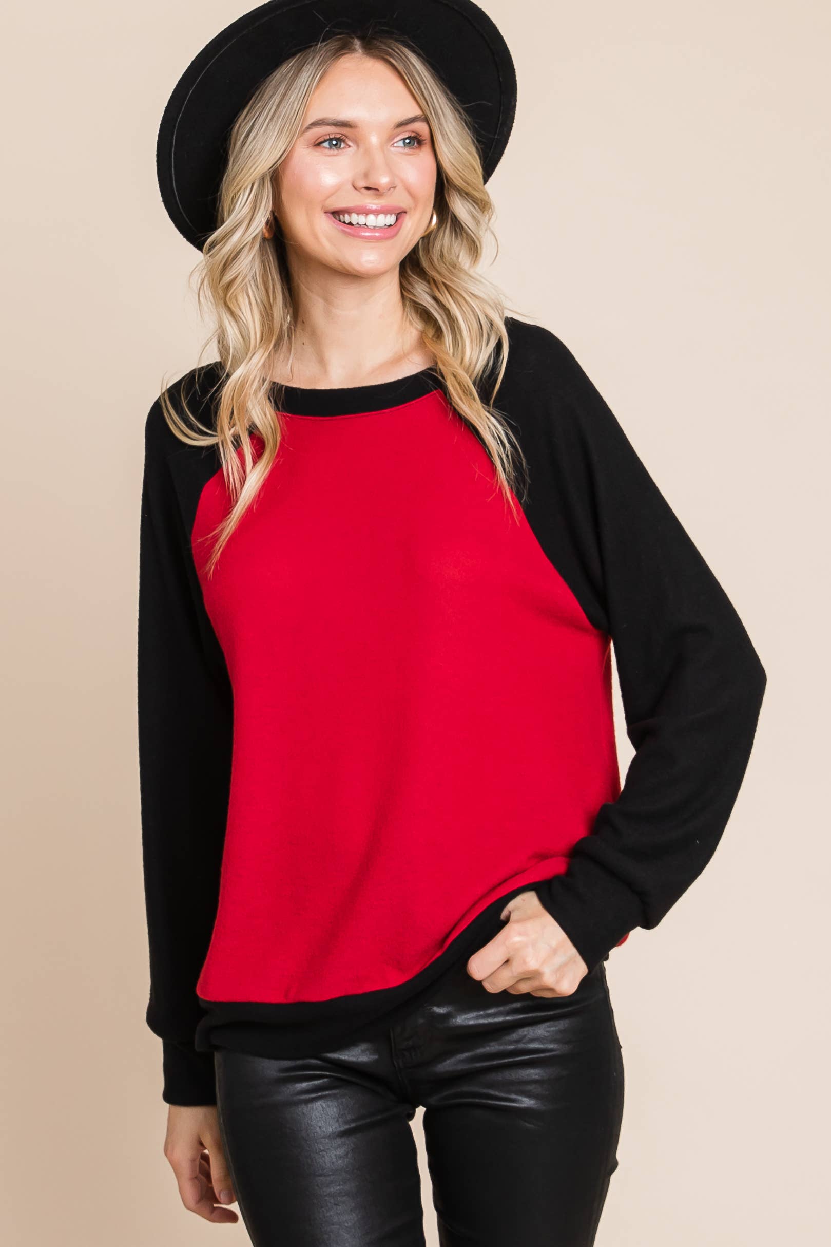 Rojo ETK-8841-PL Plus Size Color Block Hacci Brush Top de venta al por mayor en Faire4