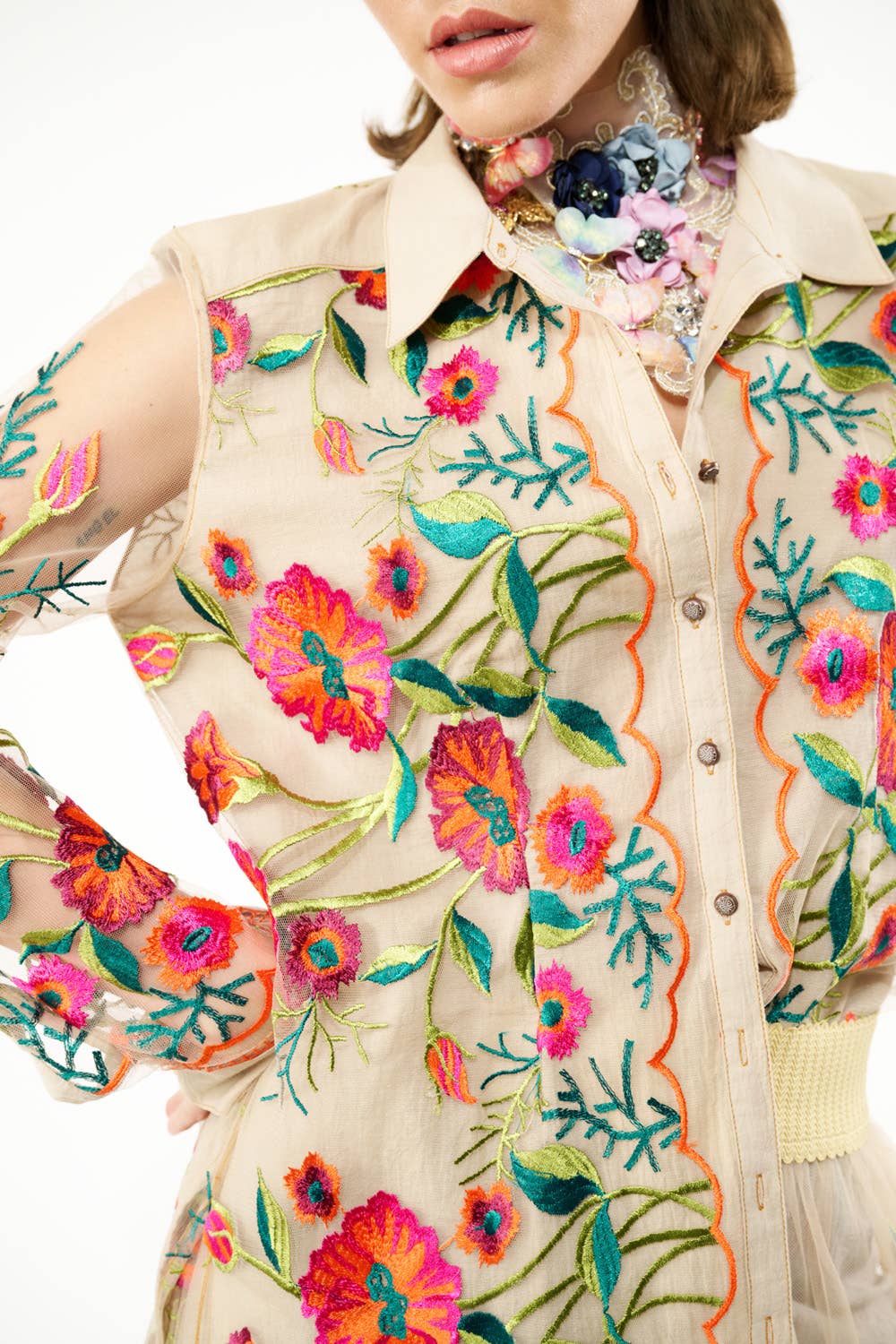 Blu Denim Camicia vintage con ricamo floreale di tulipani in vendita all'ingrosso su Faire8