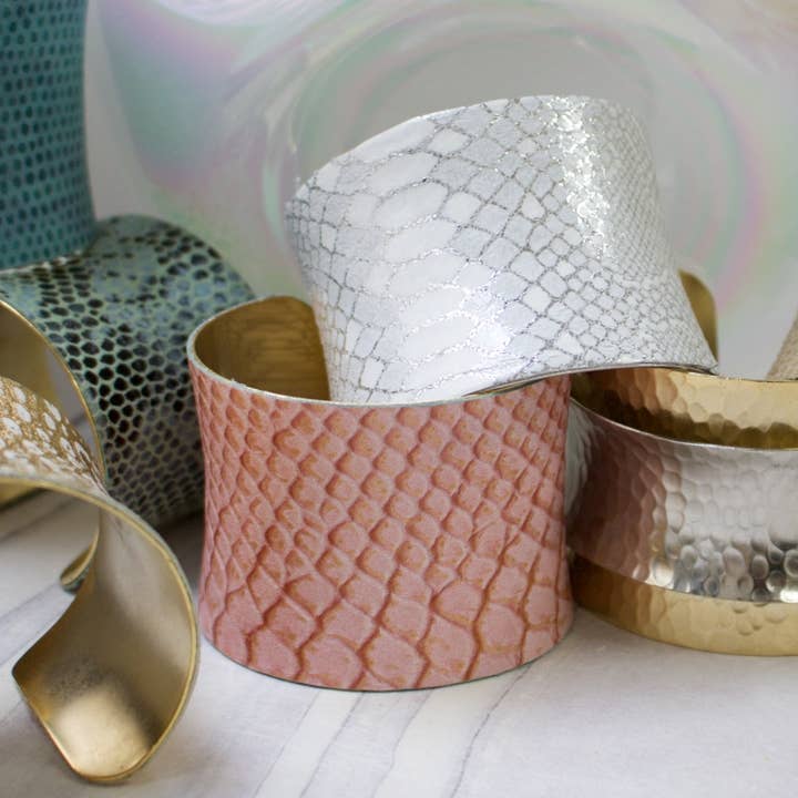 a.v. max – Großhandel Manschettenarmband – Lederumwickelte konkave Manschette|Viele Farben27