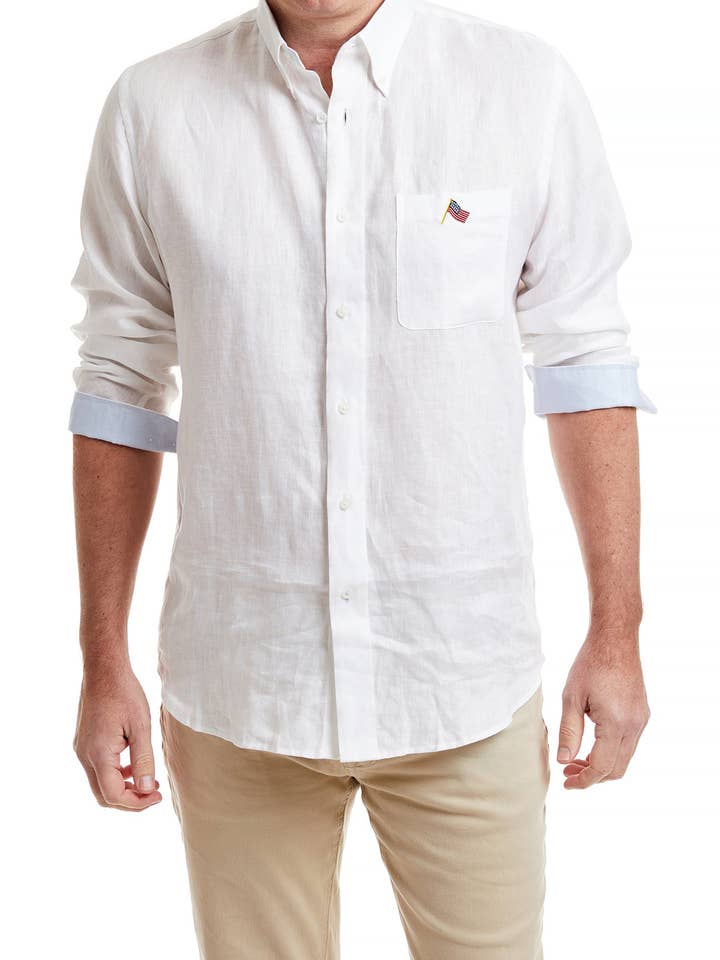 bleu Chemise Chase en lin blanc avec bordure bleu poudré et drapeau américain en vente sur Faire5