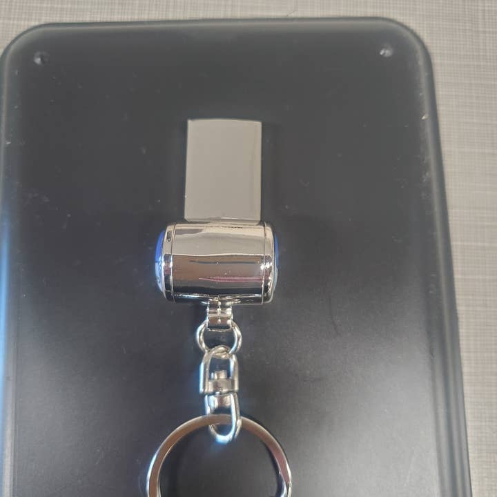 Lucy Lu Designs - Vendita all'ingrosso Portachiavi - Donna - Fischietto di sicurezza a forma di margherita rosa, per chiavi da giardino2