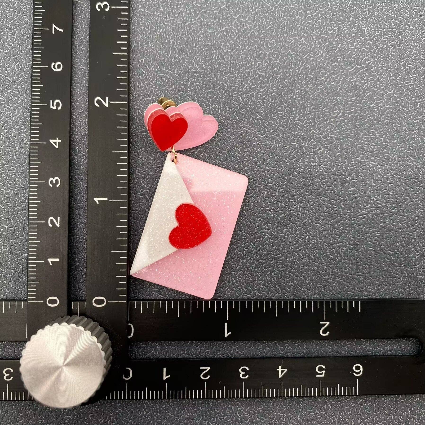 Mio Queena - Vendita all'ingrosso Orecchini pendenti - Orecchini a perno con busta a cuore rosa in acrilico - Regalo di San Valentino3