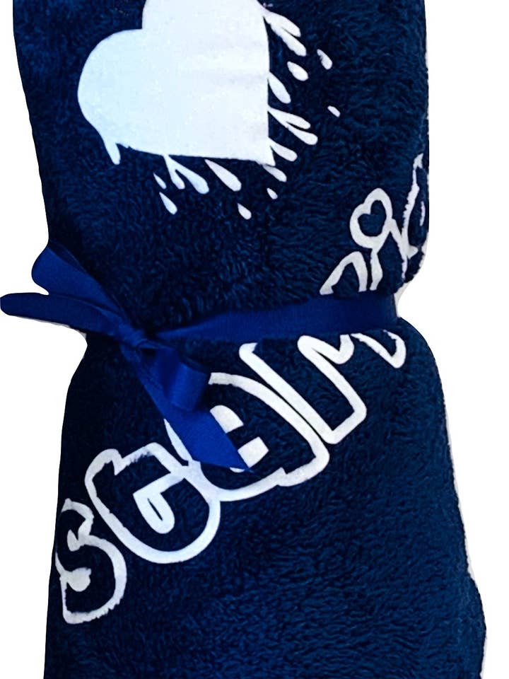 Couverture duveteuse avec nom de camp et icône dégoulinante pour la vente par Made With Love & Kisses