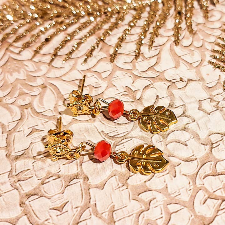 Perlenohrringe mit goldenen Monstera-Blatt-Anhängern für den Großhandel von Lydée Déco