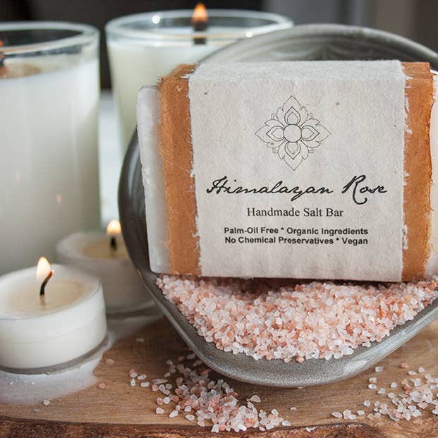 Savon bio au sel de rose de l'Himalaya pour la vente par Unearth Malee