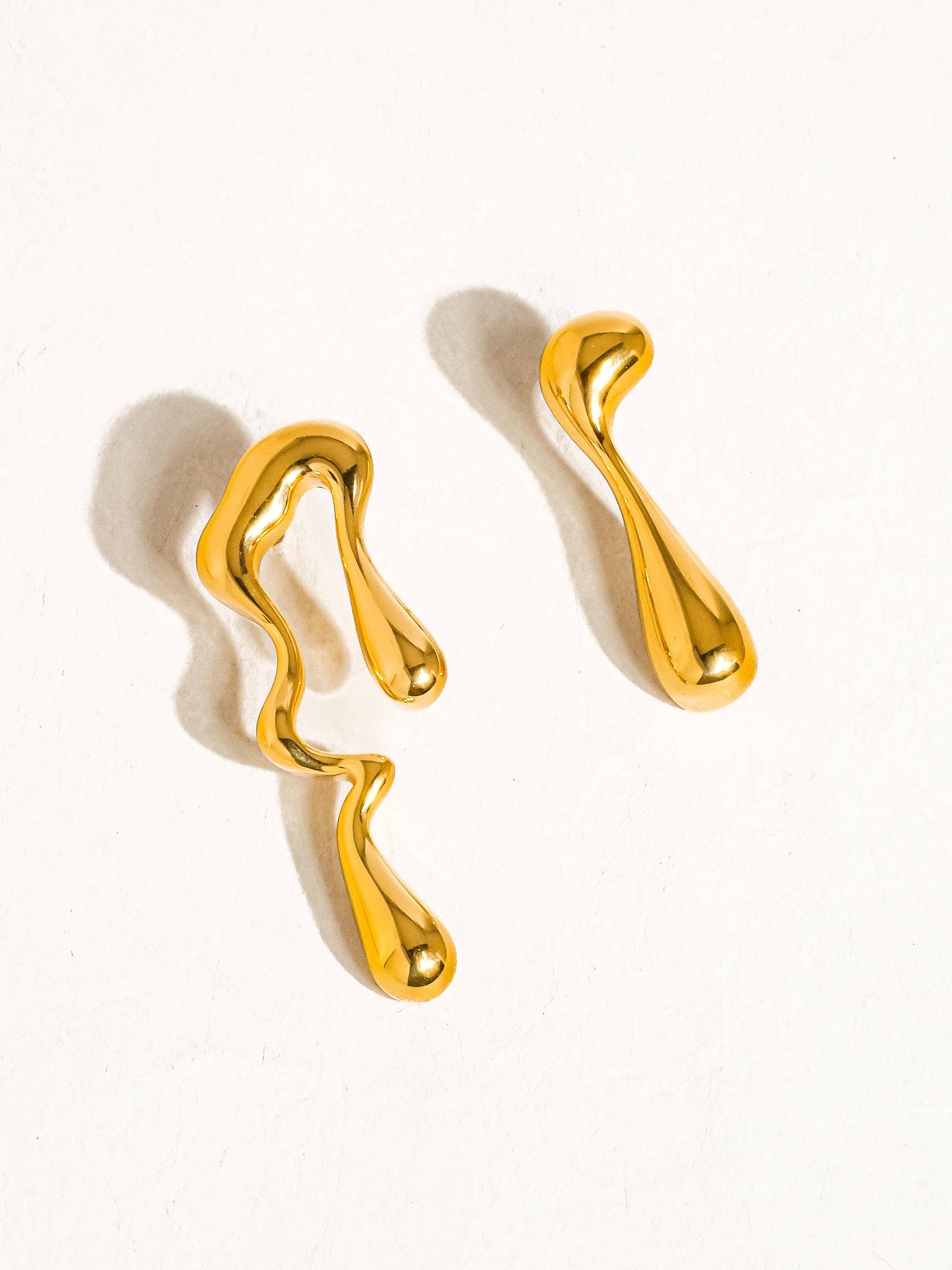 Flânerie by MAIQ - Venta al por mayor Pendientes de botón/aretes de poste - Pendientes desiguales fundidos en oro de 18K que no se empañan3