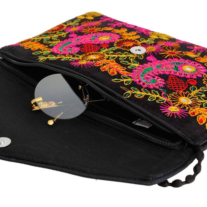 Preto Carteira Envelope Preta Bordada|29,85 x 19,69 cm para venda a revendedores na Faire3