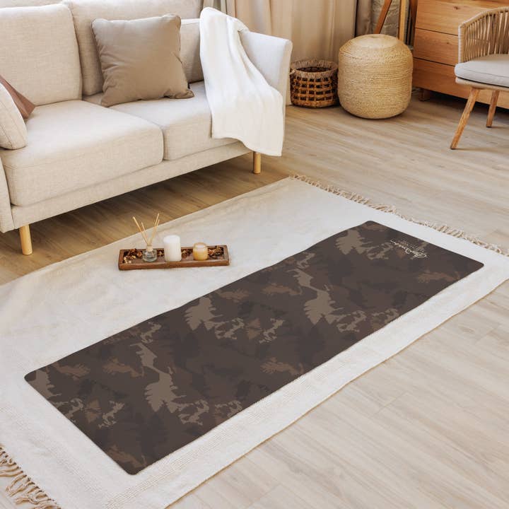 Tapis de yoga forêt abstraite en chocolat noir pour la vente par BettinaMarksCollections