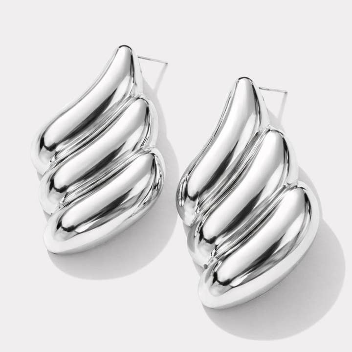 Vågiga försilvrade örhängen i rostfritt stål - SF253E003SL för wholesale av Bizou