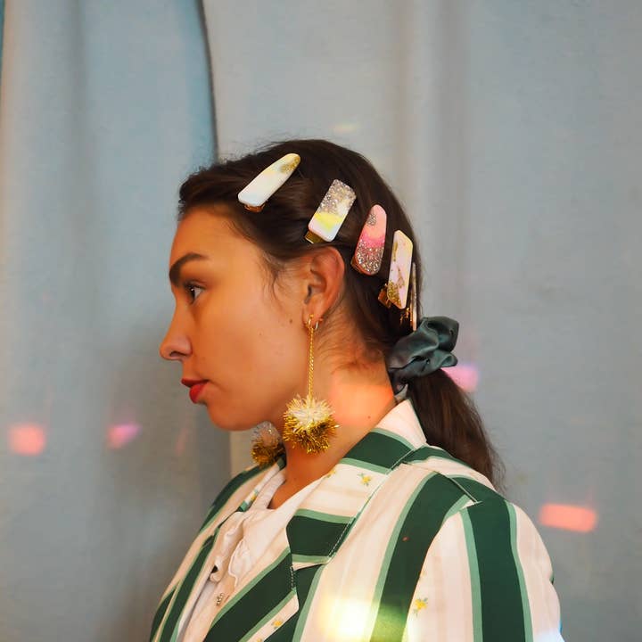 Mini brincos iridescentes e dourados por atacado de Fat Pom Poms