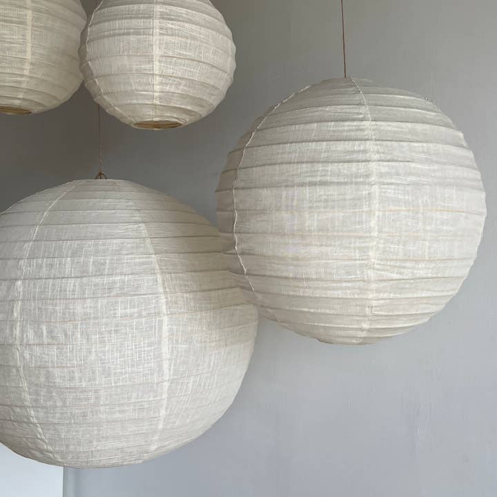 Office Objets - Wholesale Chandelier/Hanging Light - Medium round Japanese-style pendant light in rattan and natural linen D:4023