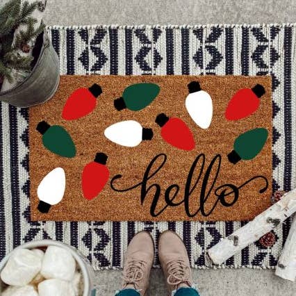 Paillasson d'extérieur en coco Hello Christmas Lights pour la vente par Haddy Jack’s Design Co.